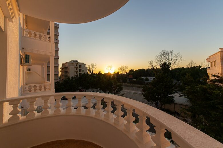 Esal Hotel