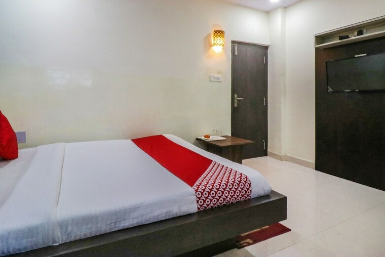 Hotel Oyo 47586 J J Residency
