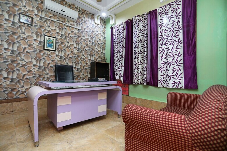 Oyo 28355 Hotel Raj Mahal