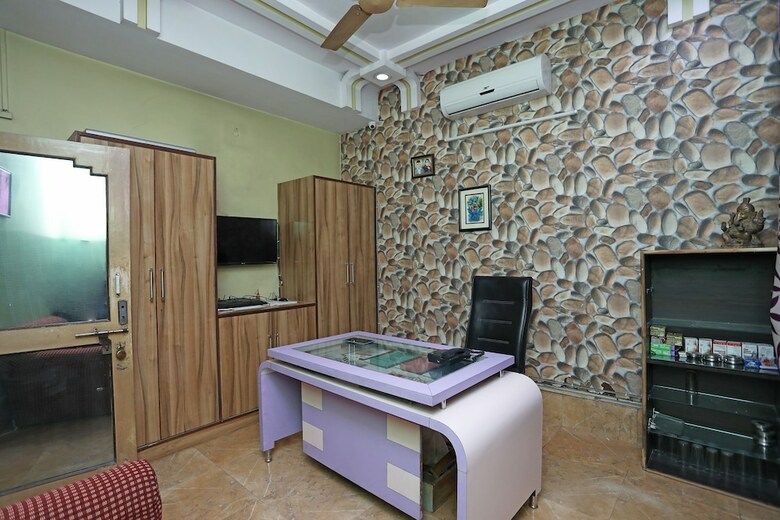 Oyo 28355 Hotel Raj Mahal