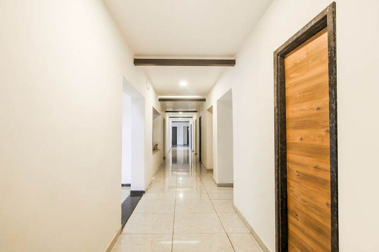 Oyo 30651 Hotel Meridian
