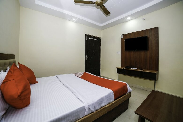 Oyo 27825 Hotel Royal
