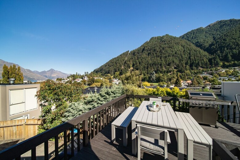 16 Guests. Unique, Central, Mountain & Lake Views
