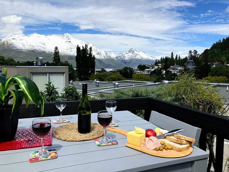 16 Guests. Unique, Central, Mountain & Lake Views