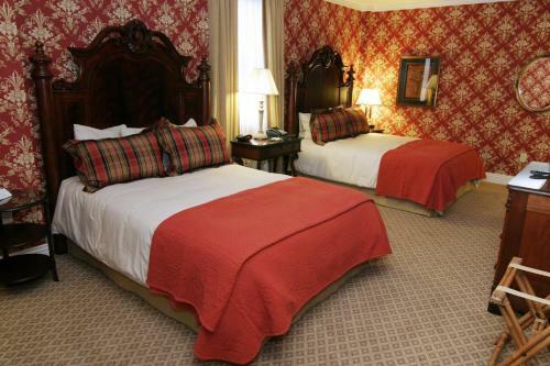 Hotel Charley Creek Inn