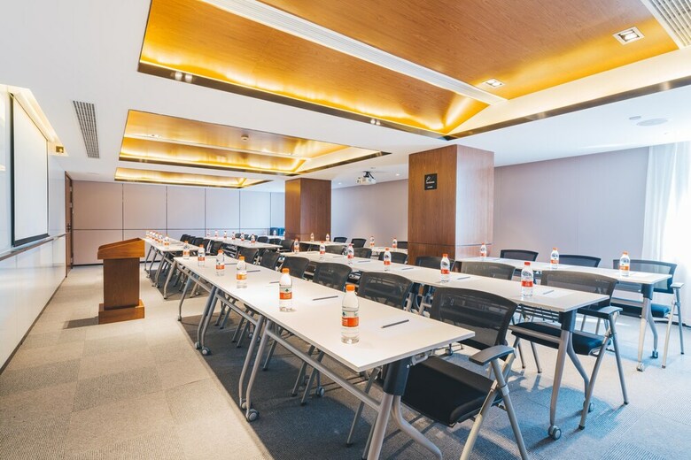 Atour Hotel South Guanxiang Leather Market Haining