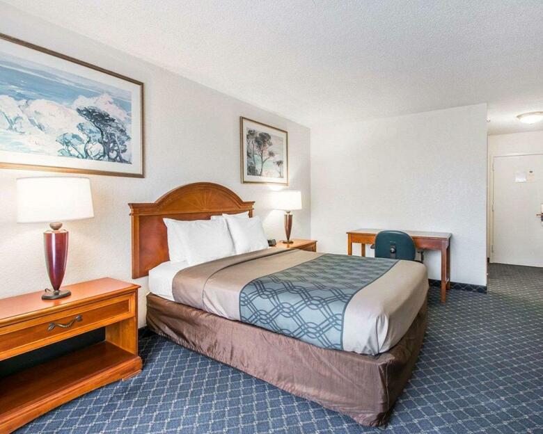 Holidays Golden Glades Boutique Hotel