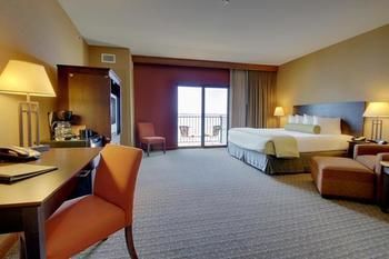 Hotel King's Pointe Waterpark Resort