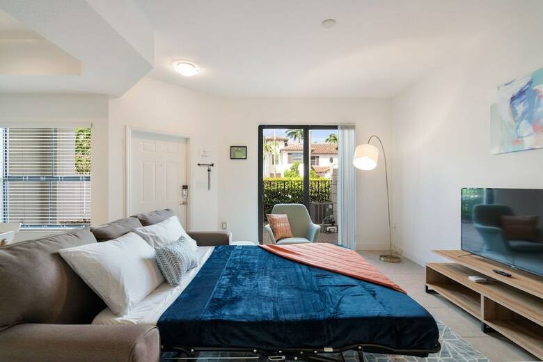 Kasa Davie Apartments