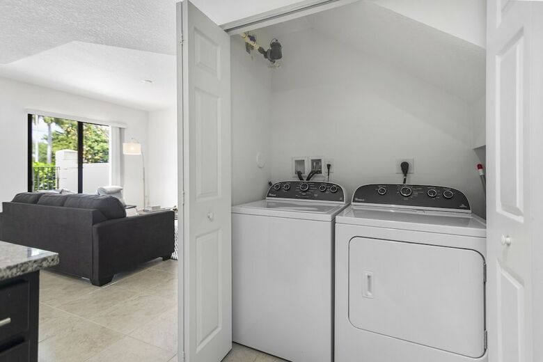 Kasa Davie Apartments