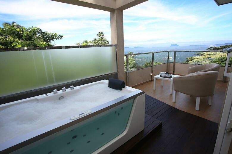 Hotel Randholee Resort & Spa