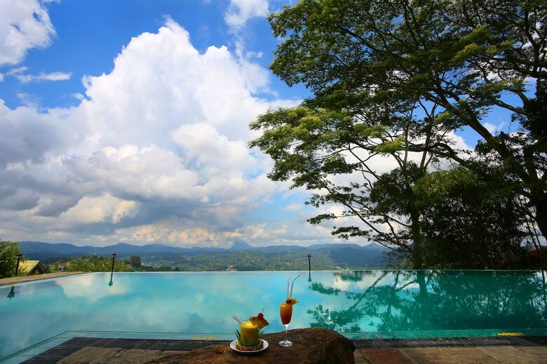 Hotel Randholee Resort & Spa