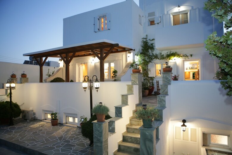 Kontaratos Studios & Apartments
