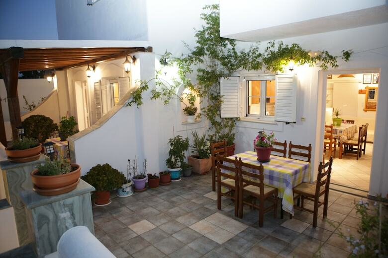 Kontaratos Studios & Apartments