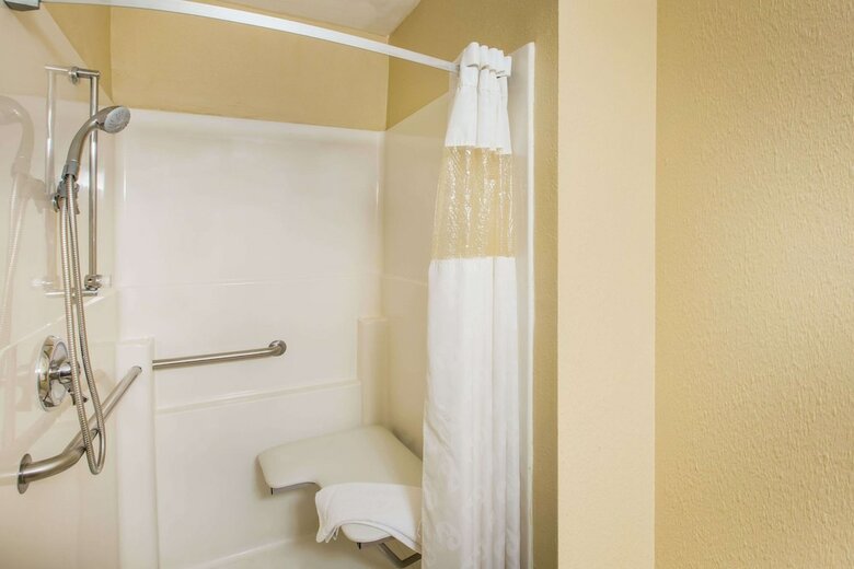 Hotel Ramada By Wyndham Sioux Falls
