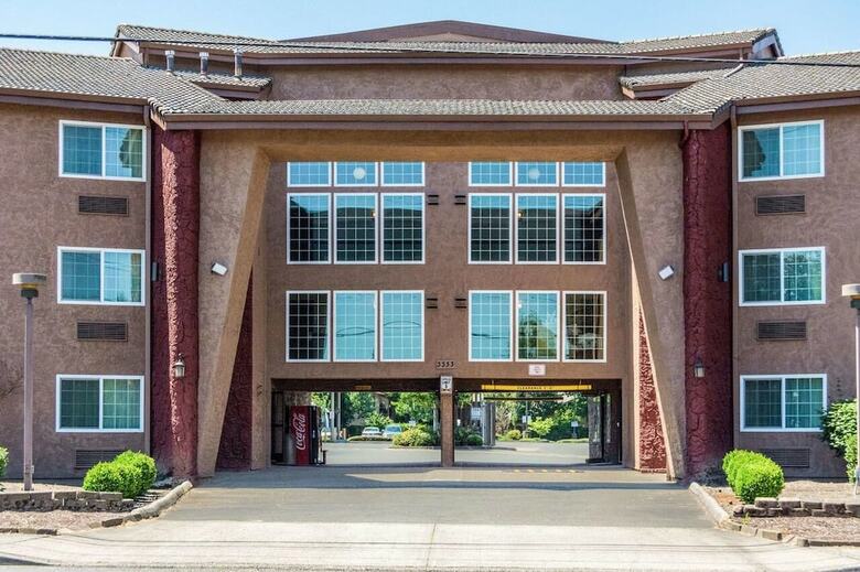 Hotel Aloha Inn & Suites