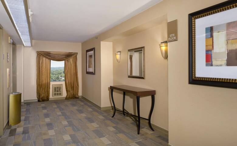 Hotel Doubletree By Hilton Fort Lee - George Washington Bridge