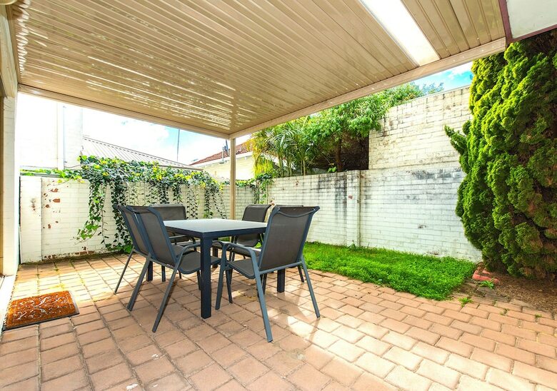 Hostal The Burswood Townhouse