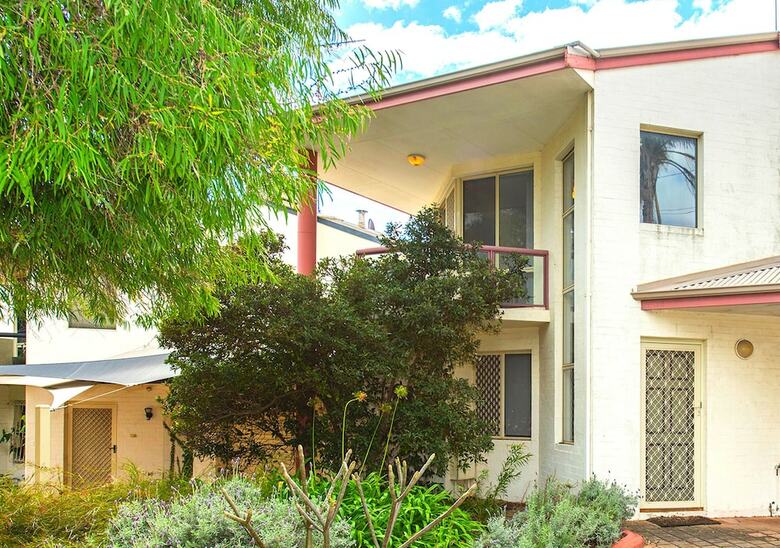 Hostal The Burswood Townhouse