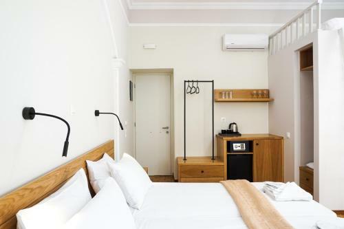 Ink Hotel Phos