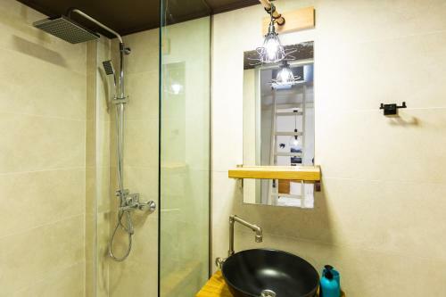 Ink Hotel Phos