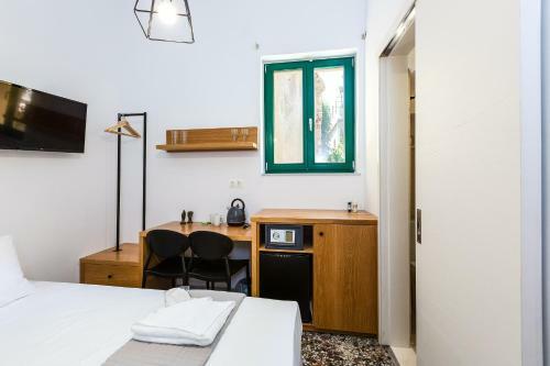Ink Hotel Phos