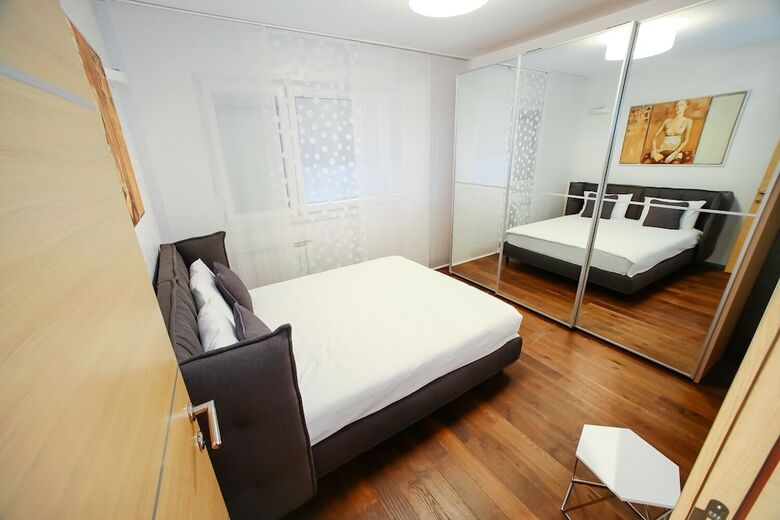 Status Superior Apartments