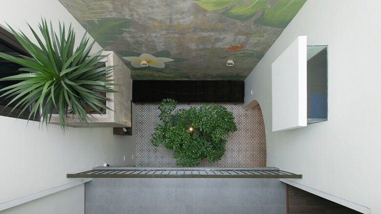 Hotel Deja Vu House