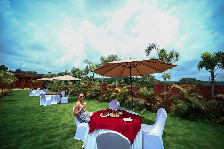 Hotel Grand Vatika Resort