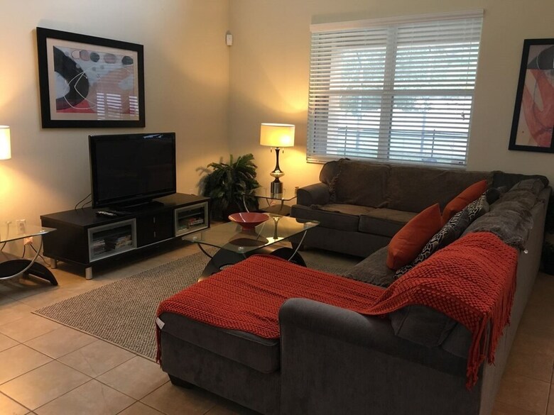 Stunning 6 Bed Home With Modern Decor And Own Private Pool