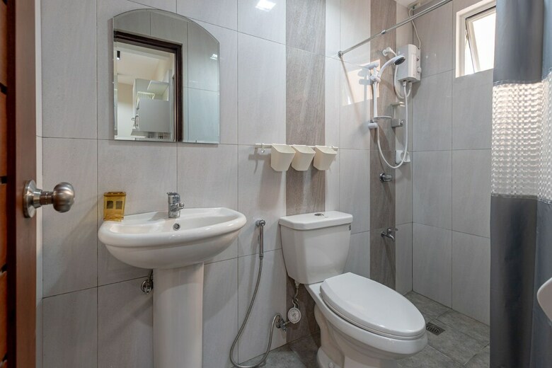 Hotel Roncales Travellers Inn