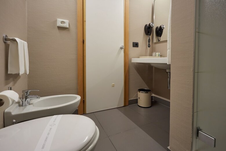 Dc Hotel International