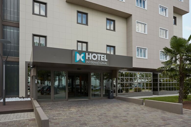 Dc Hotel International