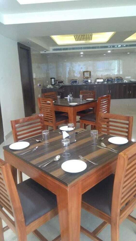 Hotel Clarks Collection Lucknow Gomti Nagar