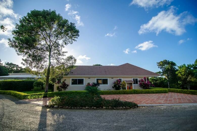 Villa Equipped With An Infinity Edged Pool In Gated Community