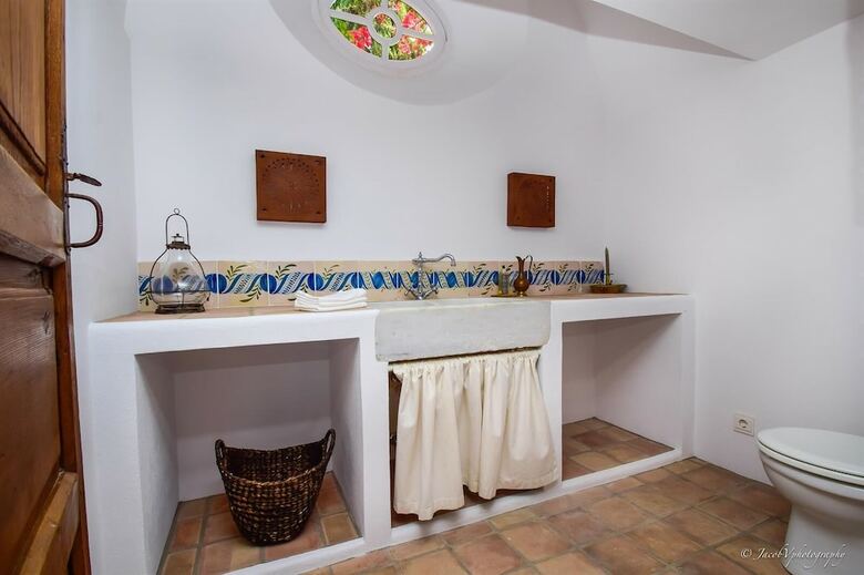 A Real Oasis In Colonial Style Villa