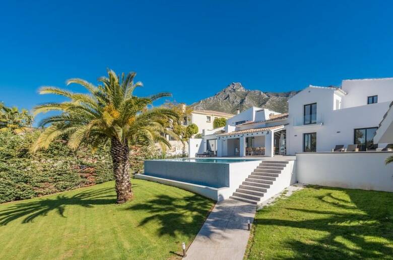 Magnificent And Modern Decorated Villa