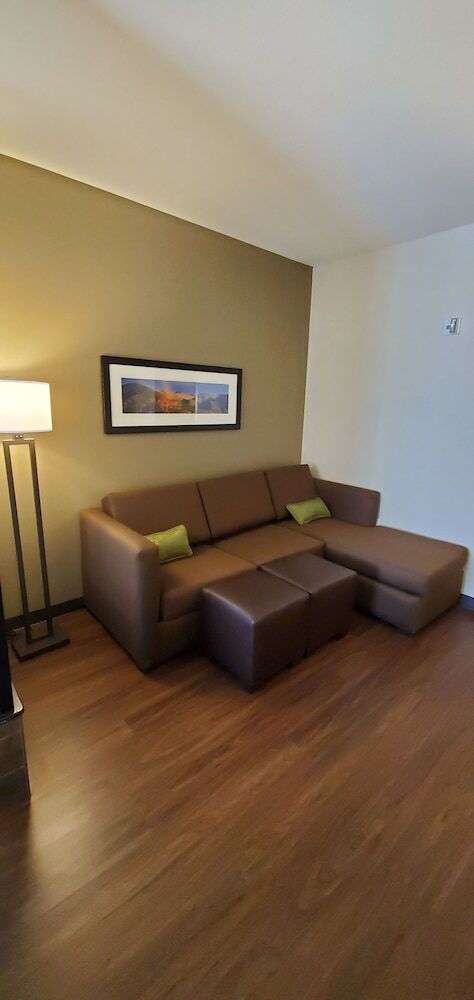 Hotel Comfort Suites Airport