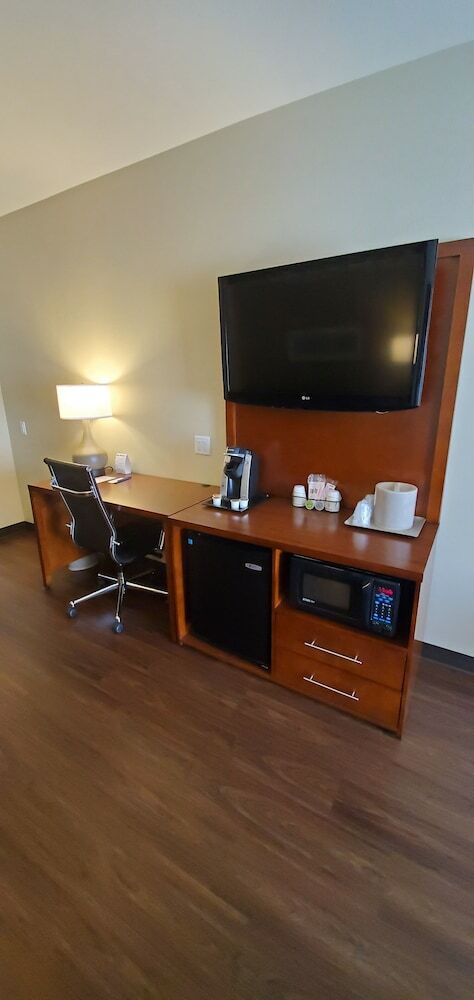 Hotel Comfort Suites Airport