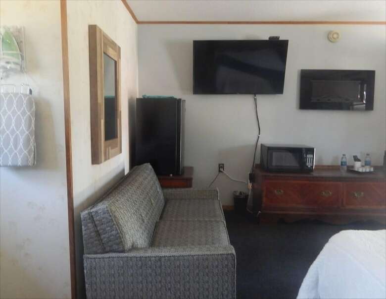 Cedar Village Motel