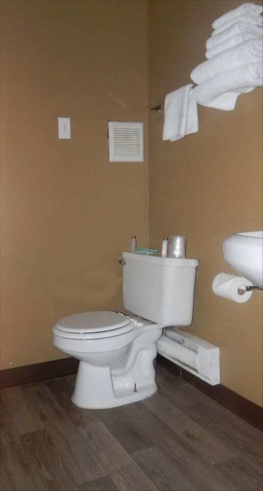 Cedar Village Motel