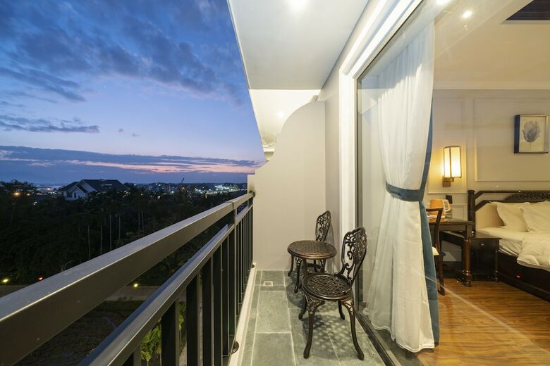 Eco Lux Riverside Hotel