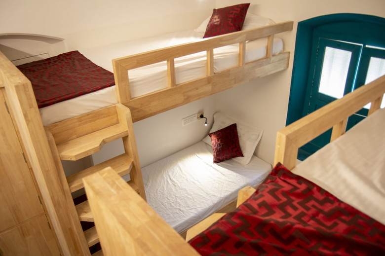 Hostal Roambay Hostels