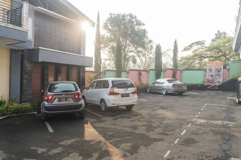 Hotel Reddoorz Plus @ Cibogo Puncak 3