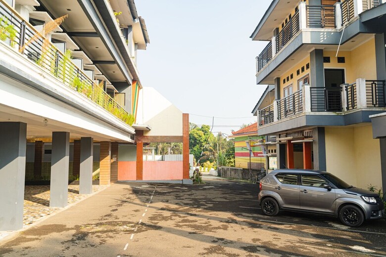 Hotel Reddoorz Plus @ Cibogo Puncak 3