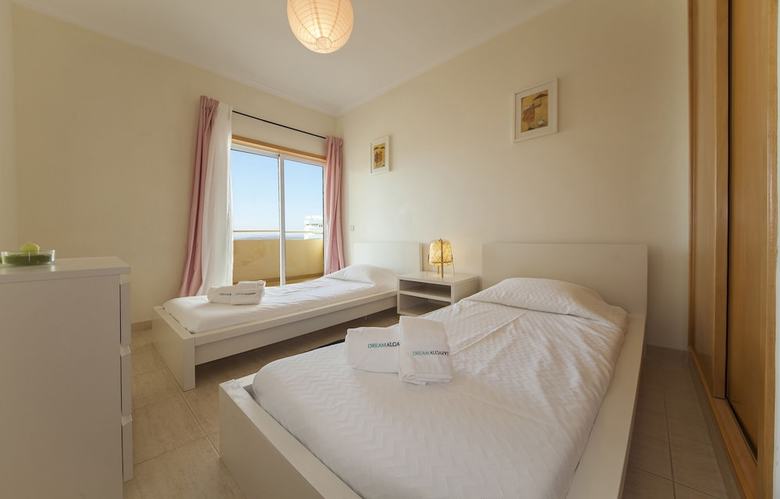 B44 - Alto Do Quint�o Central Apartment