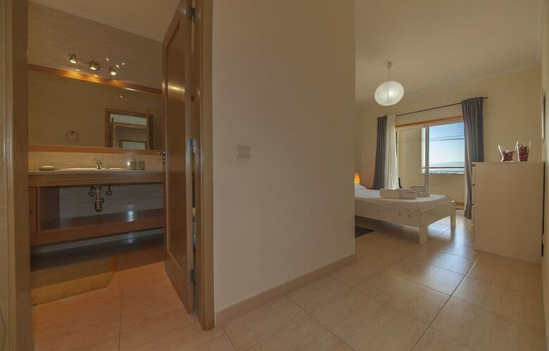 B44 - Alto Do Quint�o Central Apartment