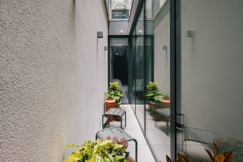 Oxford Street Apartments