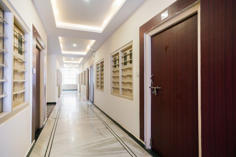 Hotel Oyo 44275 Three Castles Executive