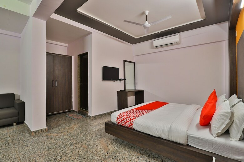 Oyo 28444 Hotel Ab Apple